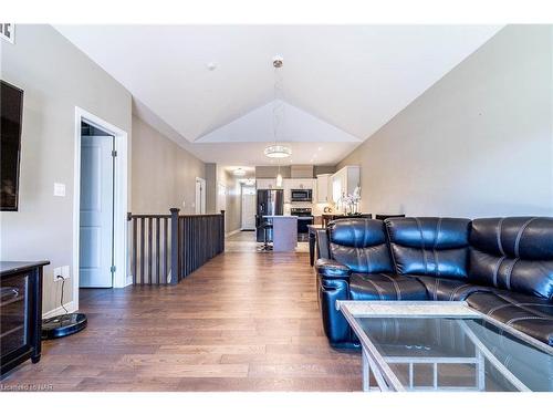 8 Berkshire Drive, St. Catharines, ON - Indoor Photo Showing Living Room