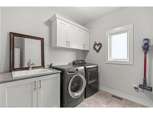 28 Venture Way, Thorold, ON - Indoor Photo Showing Laundry Room