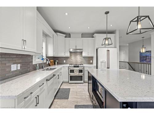 28 Venture Way, Thorold, ON - Indoor Photo Showing Kitchen With Double Sink With Upgraded Kitchen