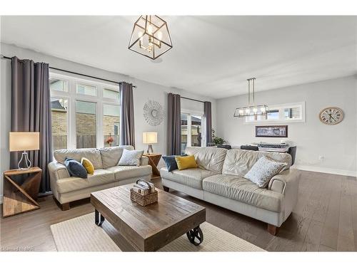 28 Venture Way, Thorold, ON - Indoor Photo Showing Living Room