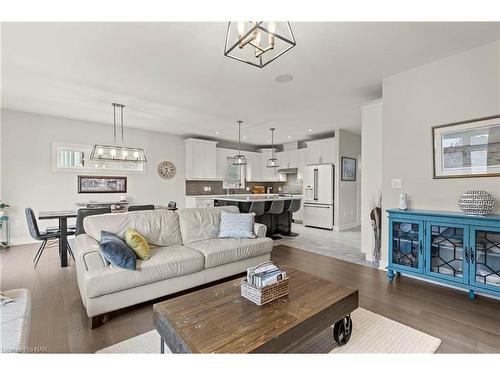 28 Venture Way, Thorold, ON - Indoor Photo Showing Living Room