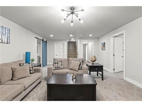 28 Venture Way, Thorold, ON - Indoor Photo Showing Living Room