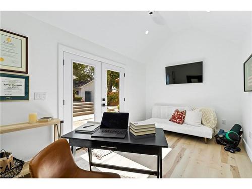 6 Simcoe Street, St. Catharines, ON - Indoor Photo Showing Living Room