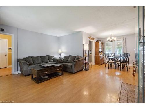 7988 Watson Street, Niagara Falls, ON - Indoor Photo Showing Living Room