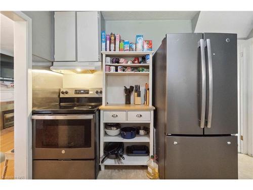 7988 Watson Street, Niagara Falls, ON - Indoor Photo Showing Kitchen