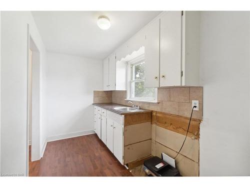 7988 Watson Street, Niagara Falls, ON - Indoor Photo Showing Kitchen