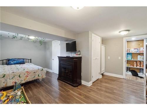 7988 Watson Street, Niagara Falls, ON - Indoor Photo Showing Bedroom