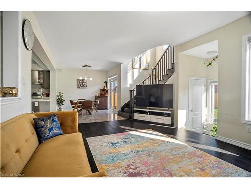 22 Frontier Drive, Thorold, ON - Indoor Photo Showing Living Room