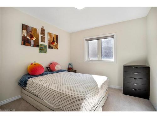 22 Frontier Drive, Thorold, ON - Indoor Photo Showing Bedroom