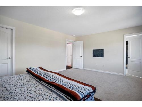 22 Frontier Drive, Thorold, ON - Indoor Photo Showing Bedroom