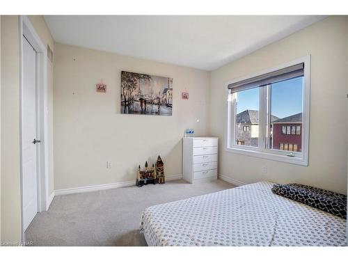 22 Frontier Drive, Thorold, ON - Indoor Photo Showing Bedroom