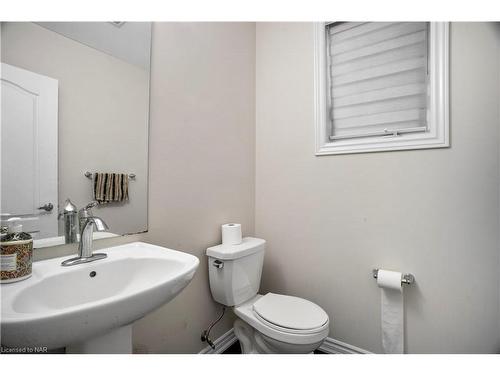 22 Frontier Drive, Thorold, ON - Indoor Photo Showing Bathroom