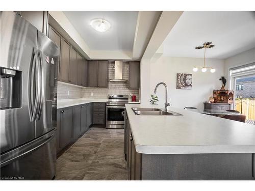 22 Frontier Drive, Thorold, ON - Indoor Photo Showing Kitchen With Stainless Steel Kitchen With Double Sink With Upgraded Kitchen