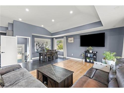 32 Ridgewood Drive, Welland, ON - Indoor Photo Showing Living Room