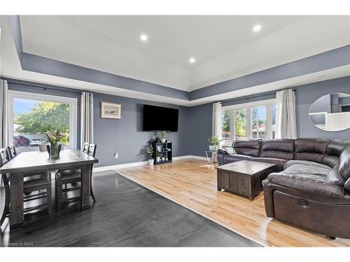 32 Ridgewood Drive, Welland, ON - Indoor Photo Showing Living Room