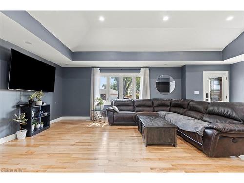 32 Ridgewood Drive, Welland, ON - Indoor Photo Showing Living Room