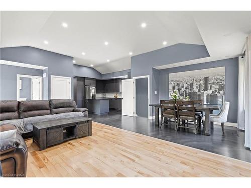 32 Ridgewood Drive, Welland, ON - Indoor Photo Showing Living Room