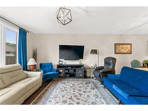 25 Andrew Lane Lane, Thorold, ON - Indoor Photo Showing Living Room