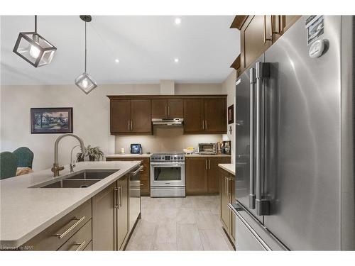 25 Andrew Lane Lane, Thorold, ON - Indoor Photo Showing Kitchen With Stainless Steel Kitchen With Double Sink With Upgraded Kitchen