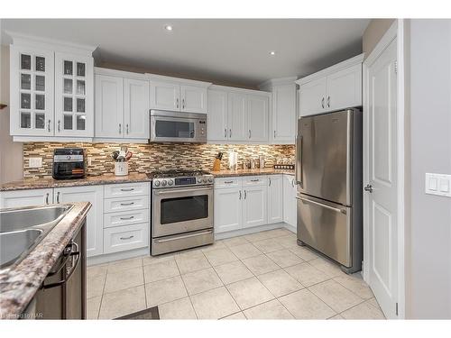 3281 Charleston Drive Drive, Fort Erie, ON - Indoor Photo Showing Kitchen With Double Sink With Upgraded Kitchen