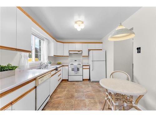 27-7470 Monastery Drive, Niagara Falls, ON - Indoor Photo Showing Kitchen With Double Sink