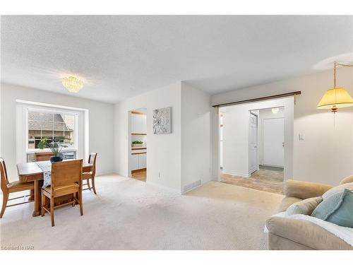 27-7470 Monastery Drive, Niagara Falls, ON - Indoor Photo Showing Living Room