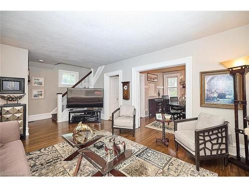 676 Niagara Street, St. Catharines, ON - Indoor Photo Showing Living Room