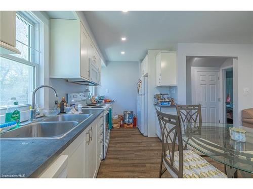 5412 Houck Drive, Niagara Falls, ON - Indoor Photo Showing Kitchen With Double Sink