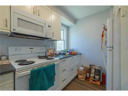 5412 Houck Drive, Niagara Falls, ON - Indoor Photo Showing Kitchen