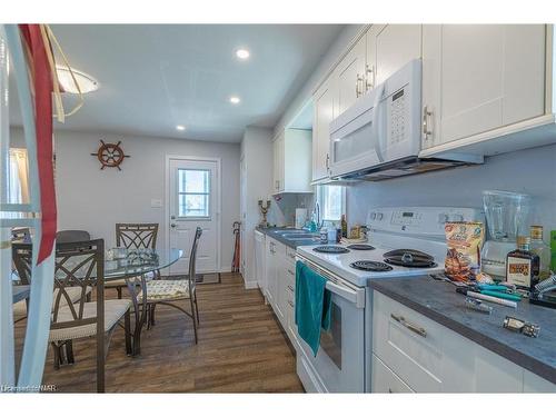 5412 Houck Drive, Niagara Falls, ON - Indoor Photo Showing Kitchen