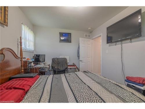 5412 Houck Drive, Niagara Falls, ON - Indoor Photo Showing Bedroom