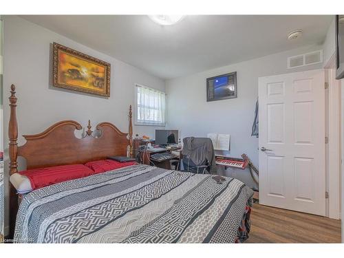 5412 Houck Drive, Niagara Falls, ON - Indoor Photo Showing Bedroom