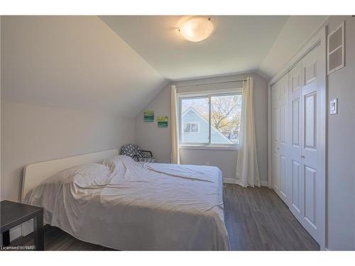 5412 Houck Drive, Niagara Falls, ON - Indoor Photo Showing Bedroom