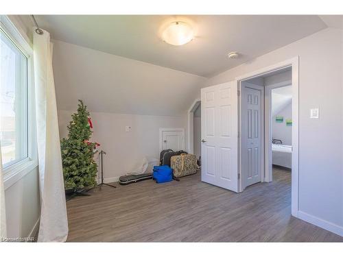 5412 Houck Drive, Niagara Falls, ON - Indoor Photo Showing Other Room