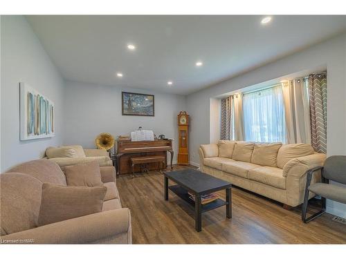 5412 Houck Drive, Niagara Falls, ON - Indoor Photo Showing Living Room