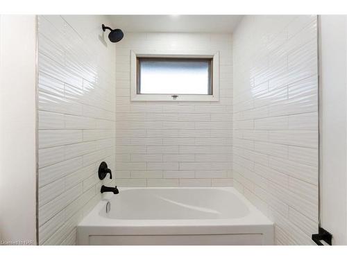 Main-125 Meredith Drive, St. Catharines, ON - Indoor Photo Showing Bathroom