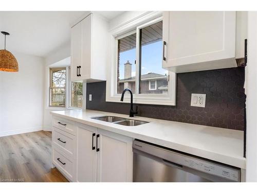 Main-125 Meredith Drive, St. Catharines, ON - Indoor Photo Showing Kitchen With Double Sink