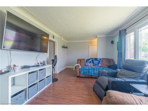 6791 O'Neil Street, Niagara Falls, ON - Indoor Photo Showing Living Room