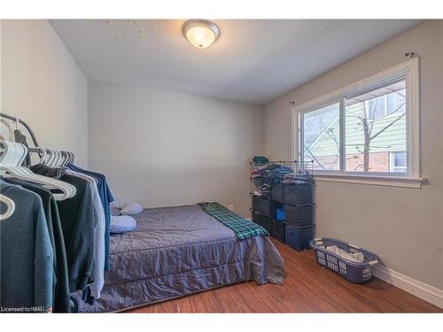 6791 O'Neil Street, Niagara Falls, ON - Indoor Photo Showing Bedroom