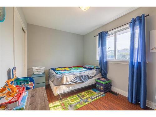 6791 O'Neil Street, Niagara Falls, ON - Indoor Photo Showing Bedroom