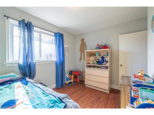 6791 O'Neil Street, Niagara Falls, ON - Indoor Photo Showing Bedroom