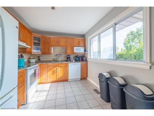 6791 O'Neil Street, Niagara Falls, ON - Indoor Photo Showing Kitchen