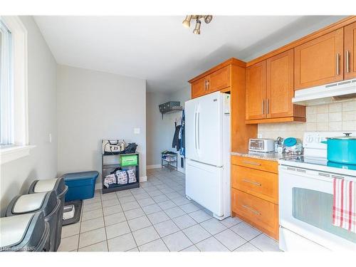 6791 O'Neil Street, Niagara Falls, ON - Indoor Photo Showing Kitchen