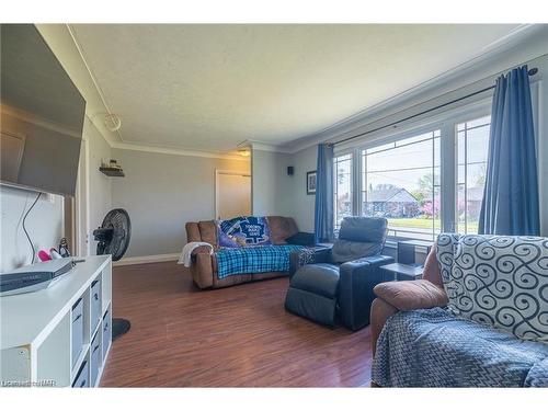 6791 O'Neil Street, Niagara Falls, ON - Indoor Photo Showing Living Room