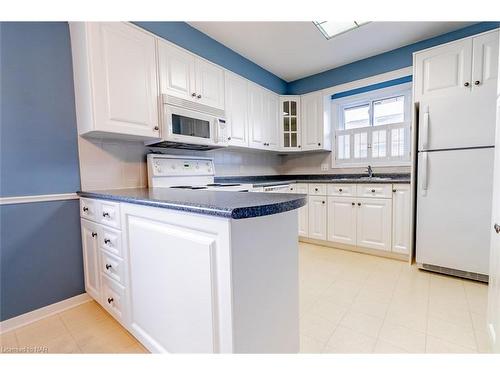 535 Alan Avenue, Welland, ON - Indoor Photo Showing Kitchen