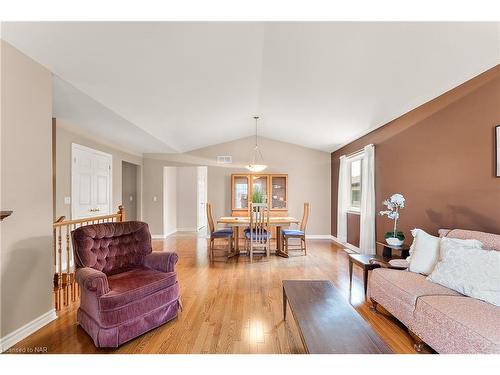 1817 Four Mile Creek Road, Niagara-On-The-Lake, ON - Indoor Photo Showing Living Room