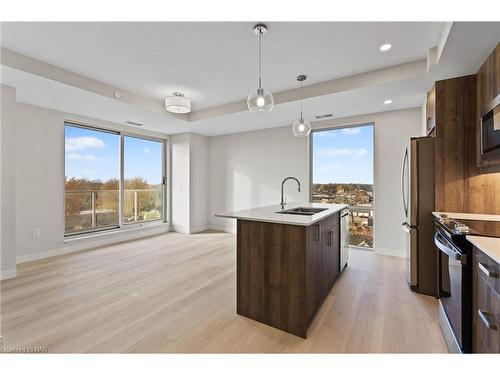 605-118 West Street, Port Colborne, ON - Indoor Photo Showing Kitchen With Double Sink With Upgraded Kitchen