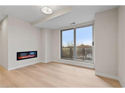 605-118 West Street, Port Colborne, ON - Indoor Photo Showing Living Room With Fireplace