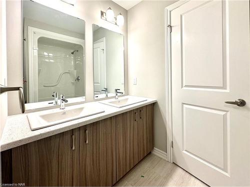 83 Hildred Street, Welland, ON - Indoor Photo Showing Bathroom