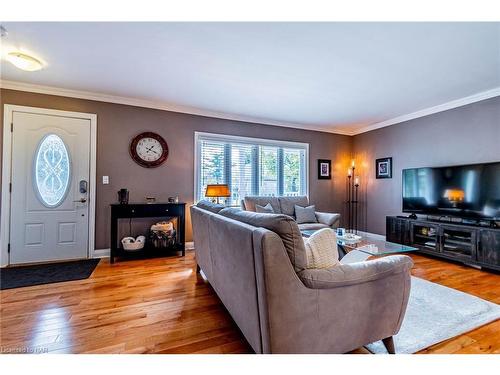 7069 Windsor Crescent, Niagara Falls, ON - Indoor Photo Showing Living Room